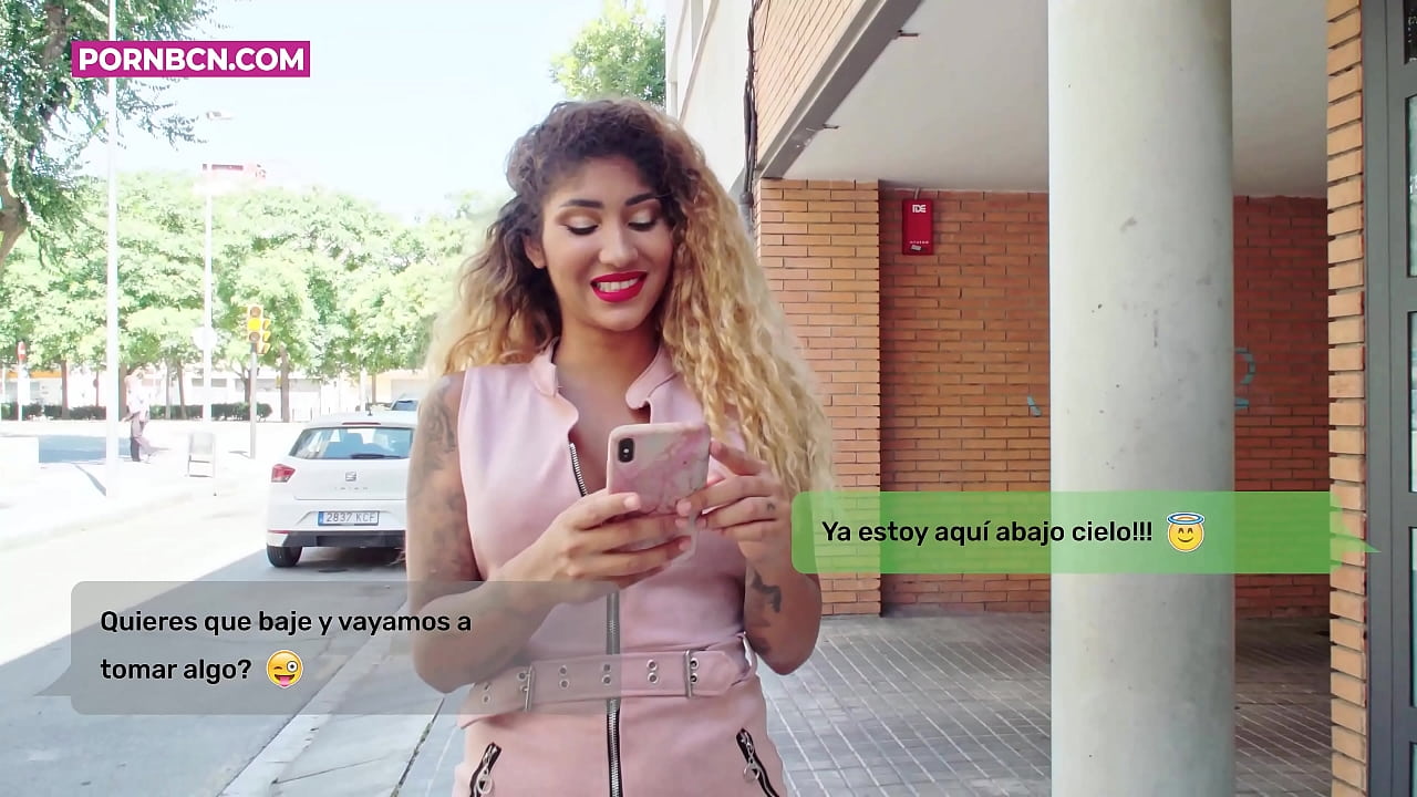 Неверната жена ќе го ебе силно својот млад љубовник додека нејзиниот сопруг работи. Латина со цицки и голем задник. Венера Афродита.