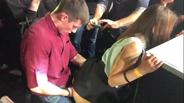 Вистински секс во руски ноќен клуб. 18-годишна Русинка во анус и вагина се заебала во ноќен клуб